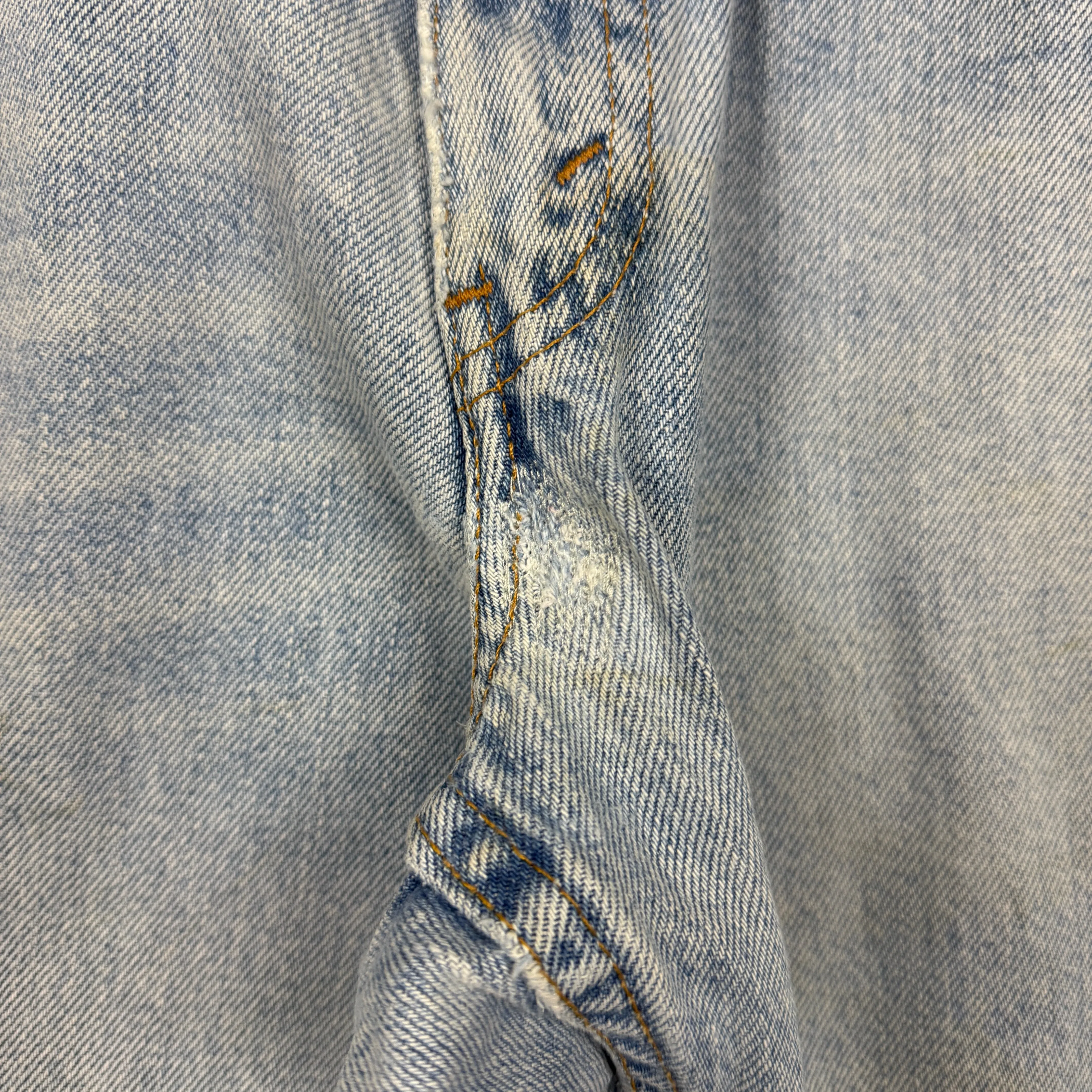 90s Light Wash Levi's 550 Denim Jeans 30x30 2203