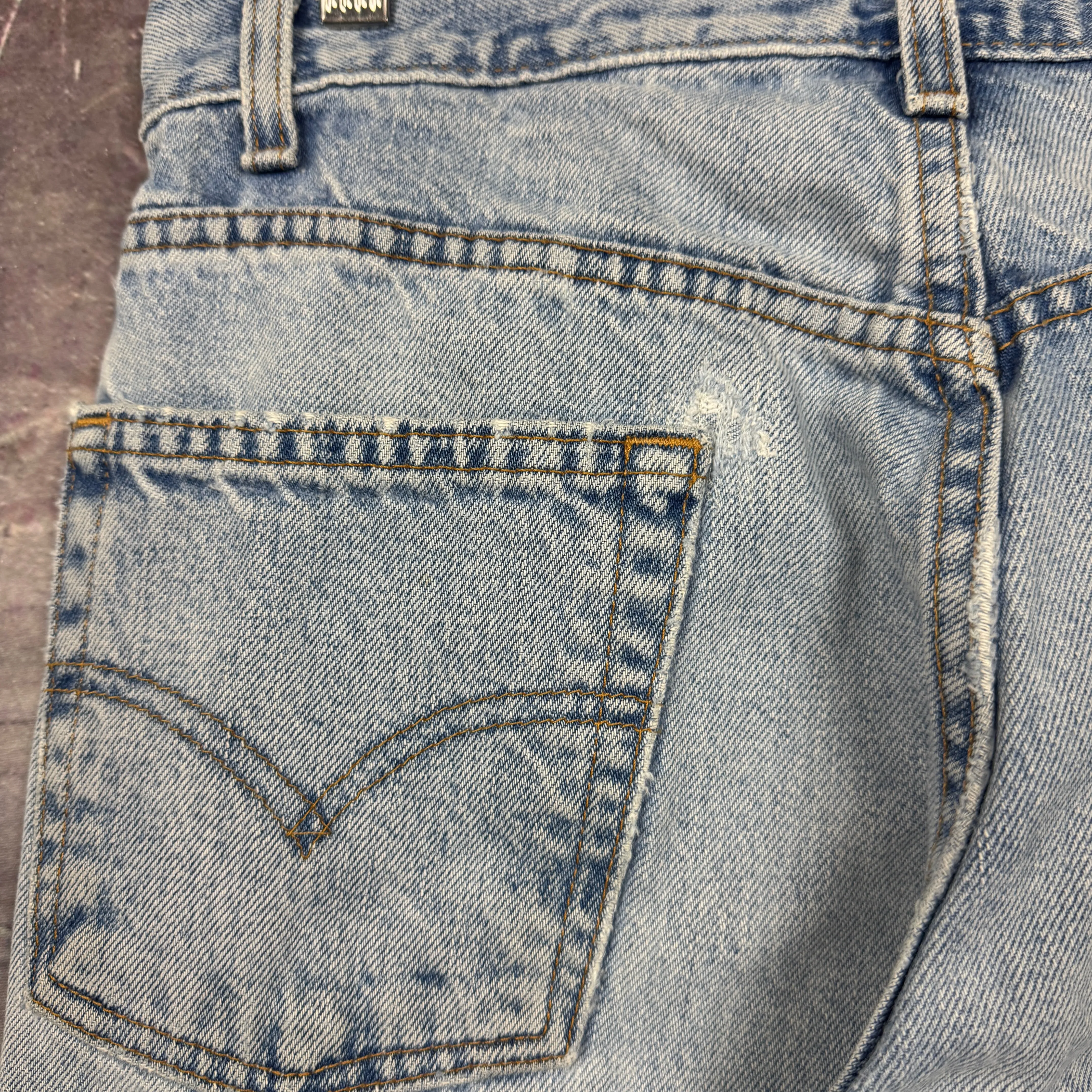 90s Light Wash Levi's 550 Denim Jeans 30x30 2203