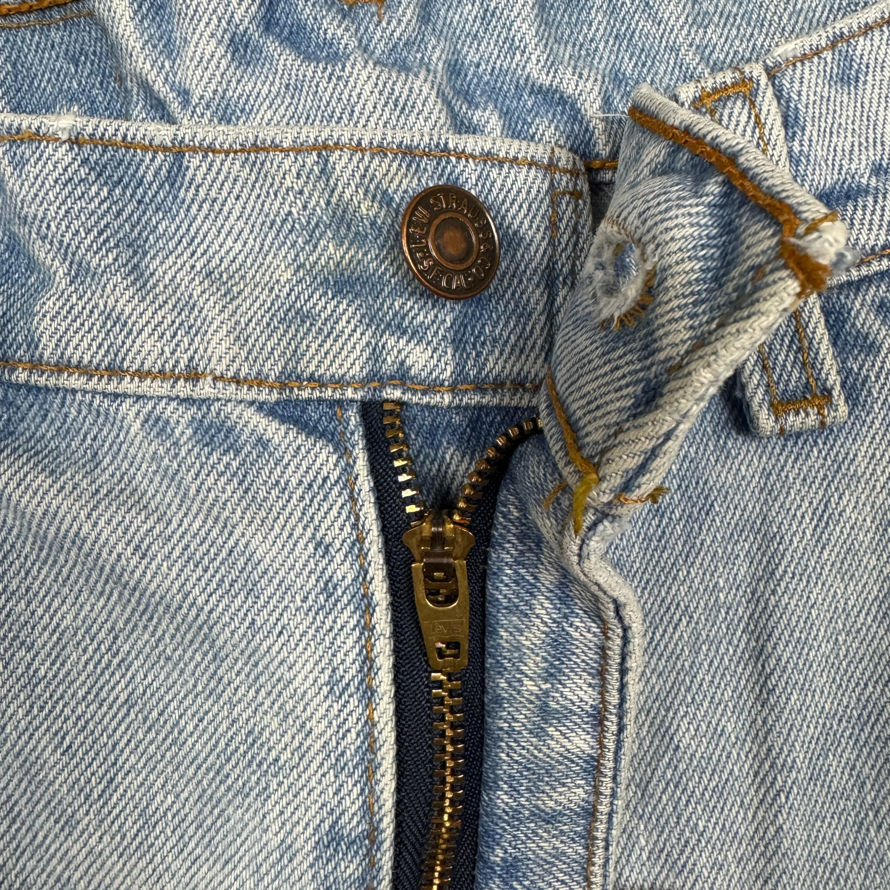 90s Light Wash Levi's 550 Denim Jeans 32x35 0726